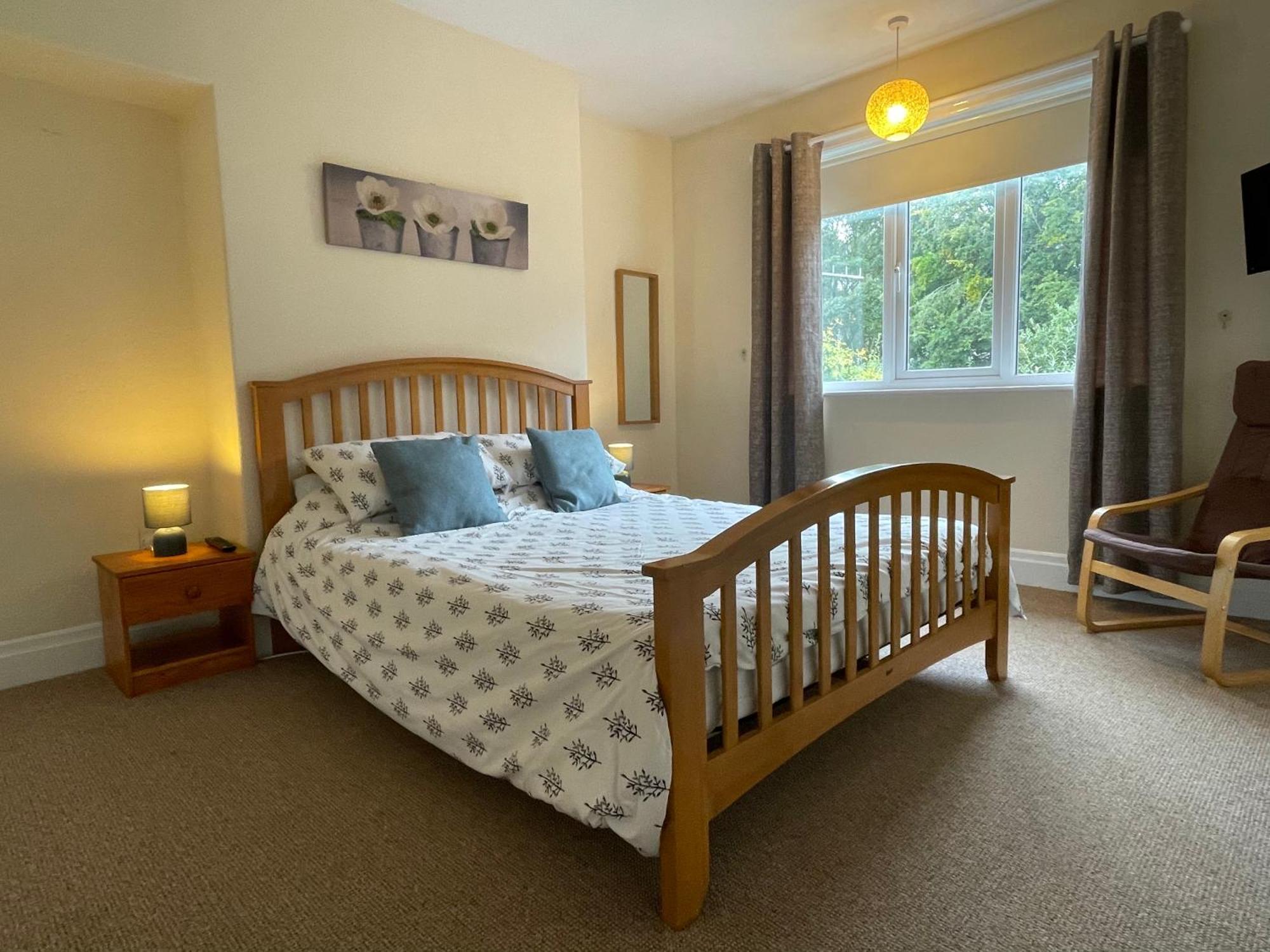 Large 5 Bed House In Near The Beach, Large Garden & Hot Tub