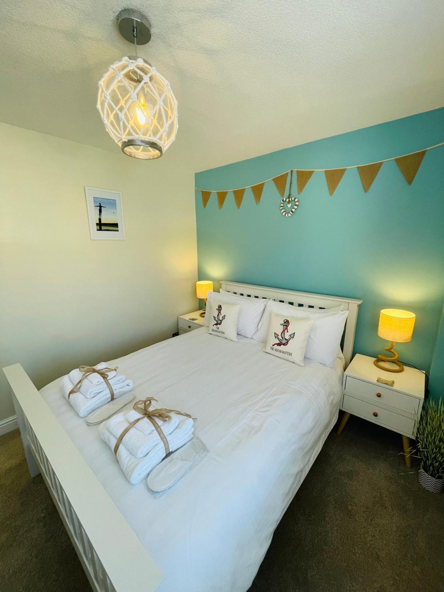 Apartment The Breakwaters, One Min From Harbour & Beach