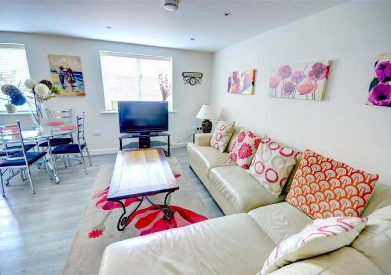 Apartment Luxury 2 Bed Close To Beach-with Parking! Scarborough
