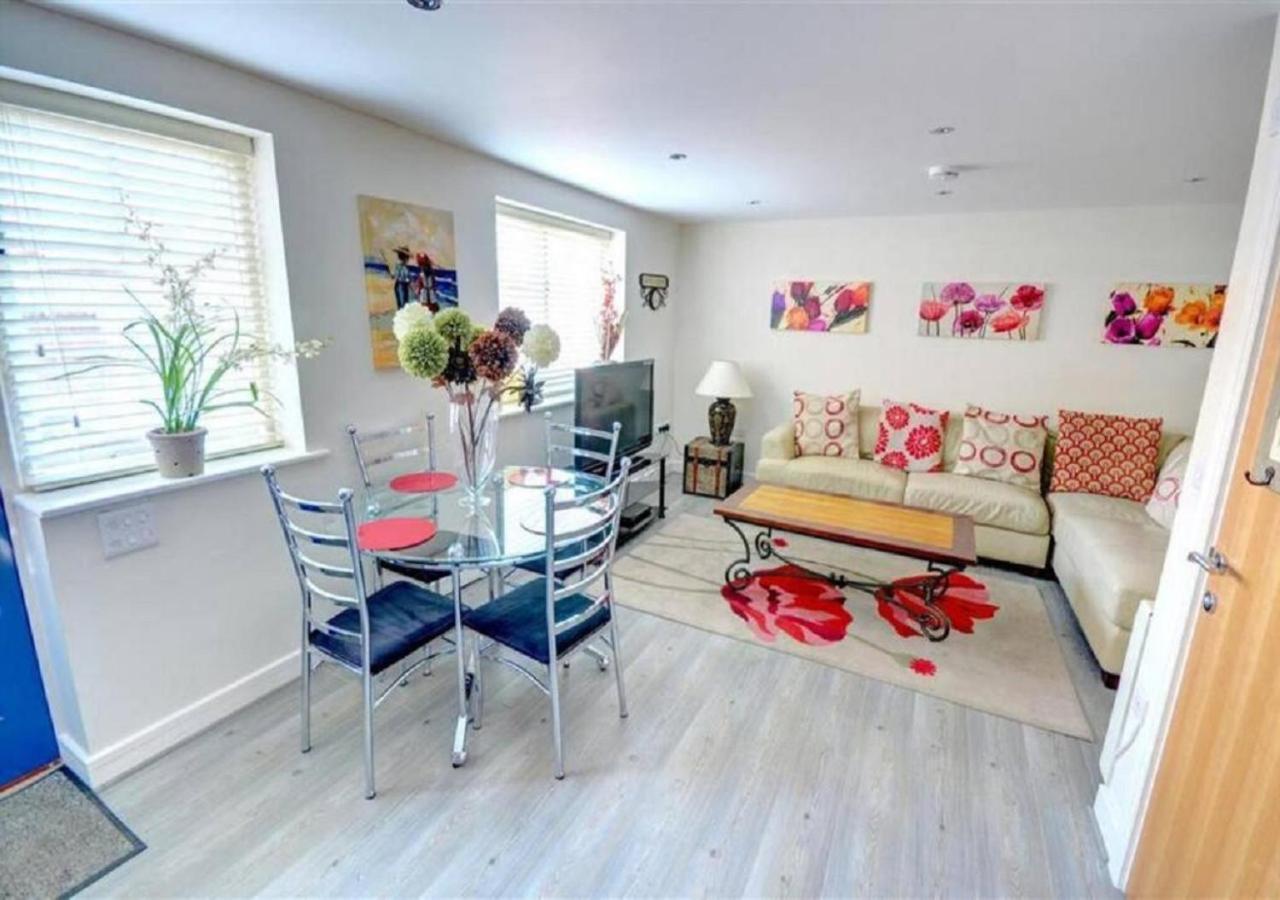 Luxury 2 Bed Close To Beach-with Parking! Scarborough