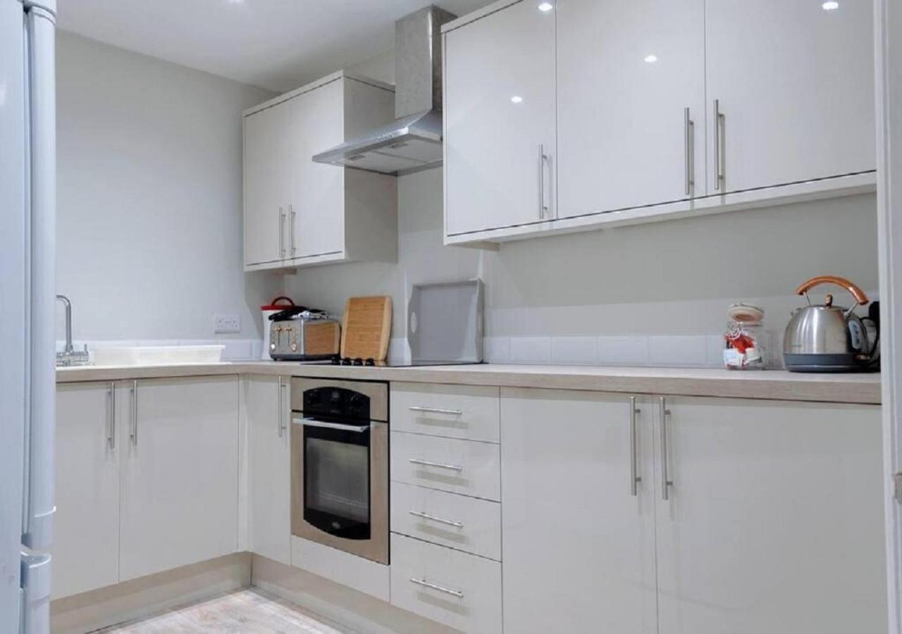Apartment Pelican-stylish 2-bed Close To & Town *