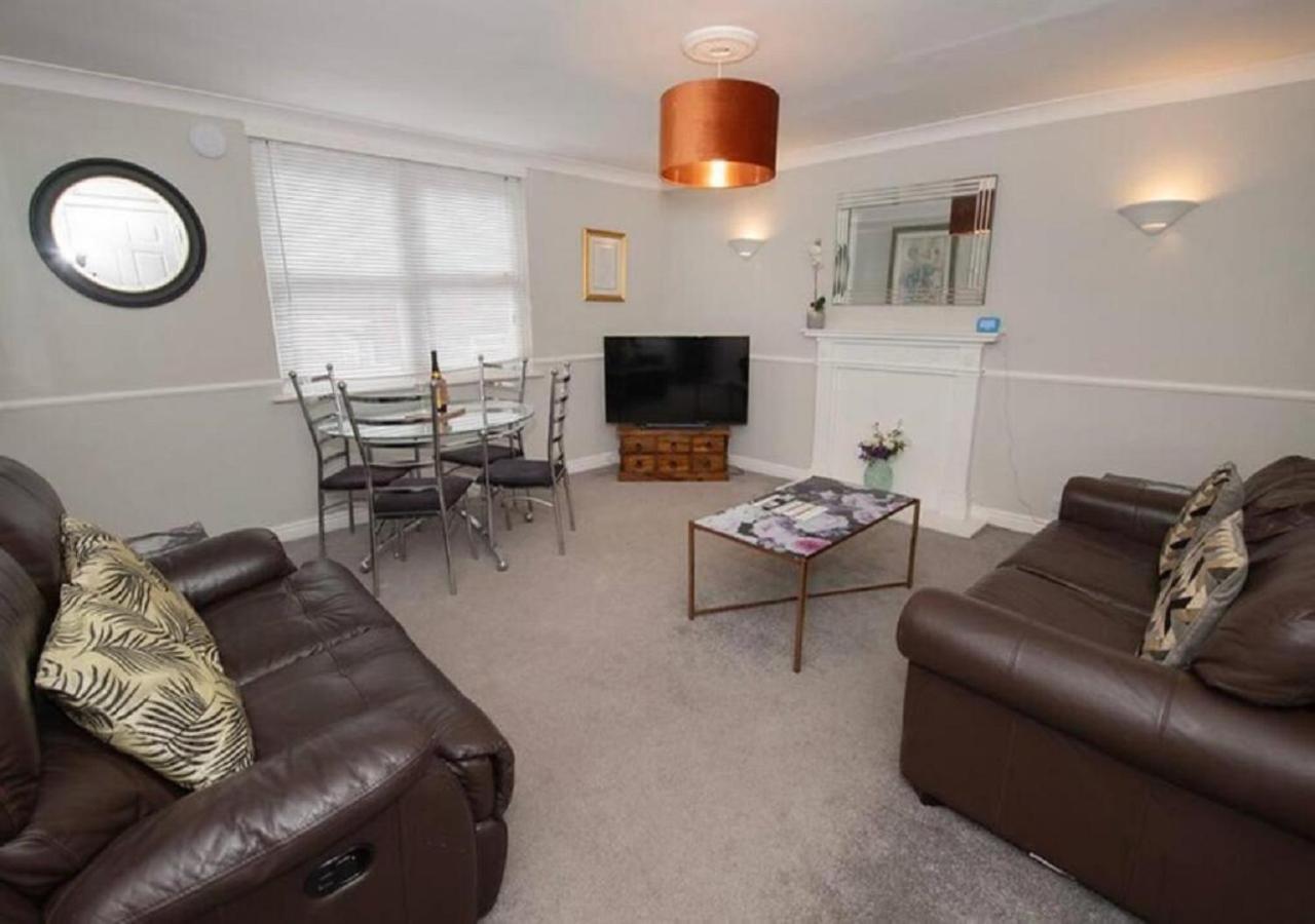 Apartment Pelican-stylish 2-bed Close To & Town *