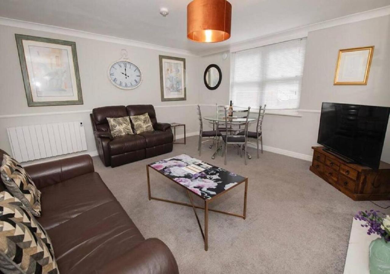 Apartment Pelican-stylish 2-bed Close To & Town