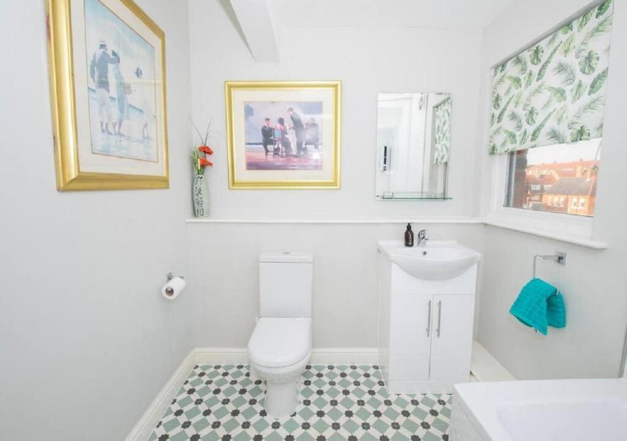 Sandmartin - Floor 3-bed Sea Views & Parking Apartment