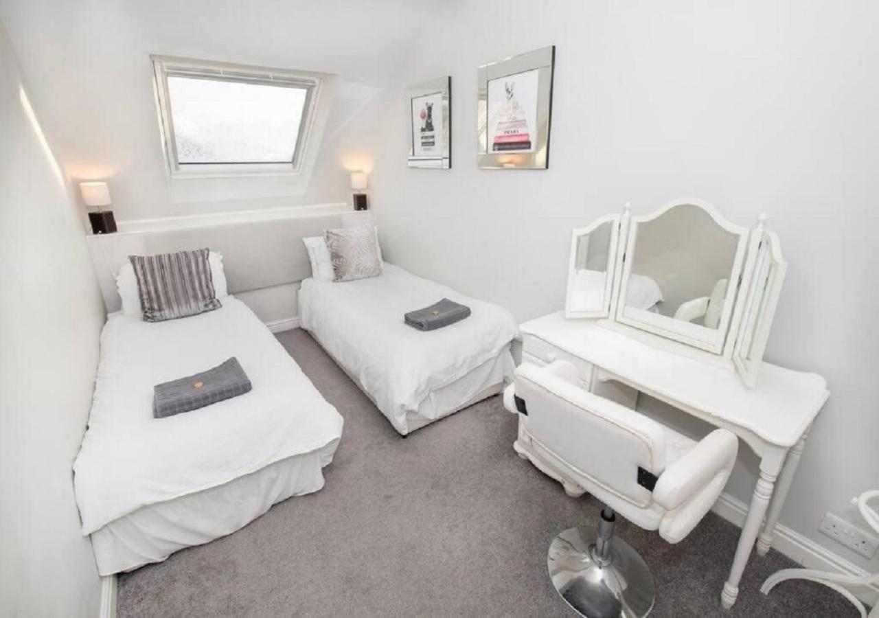 Sandmartin - Floor 3-bed Sea Views & Parking Apartment