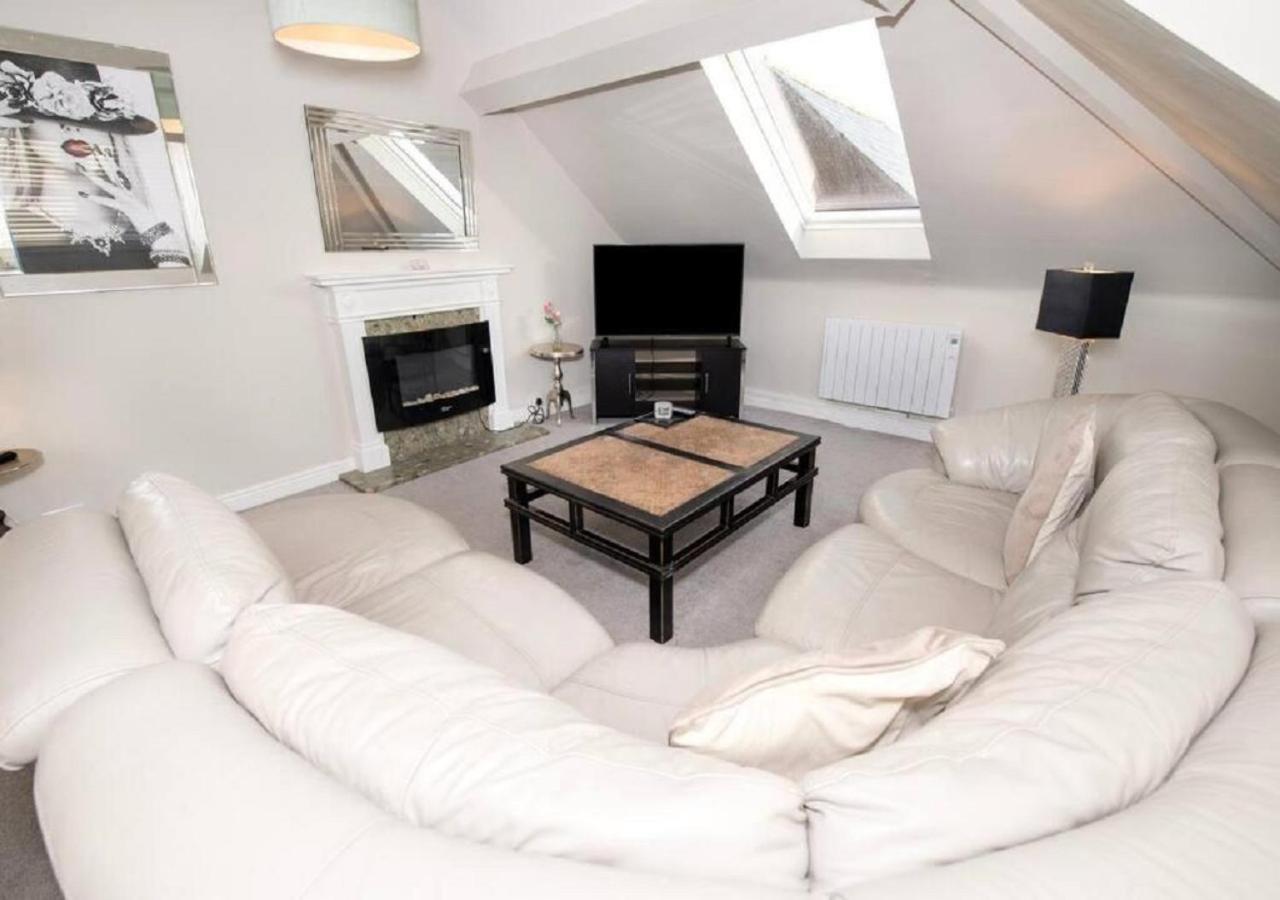 Sandmartin - Floor 3-bed Sea Views & Parking *