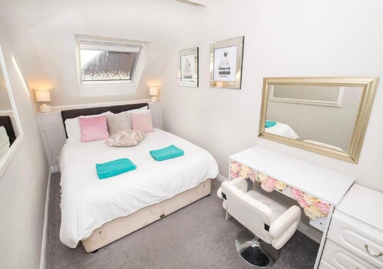 Sandmartin - Floor 3-bed Sea Views & Parking * Scarborough