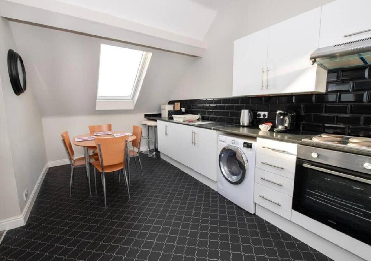 Sandmartin - Floor 3-bed Sea Views & Parking