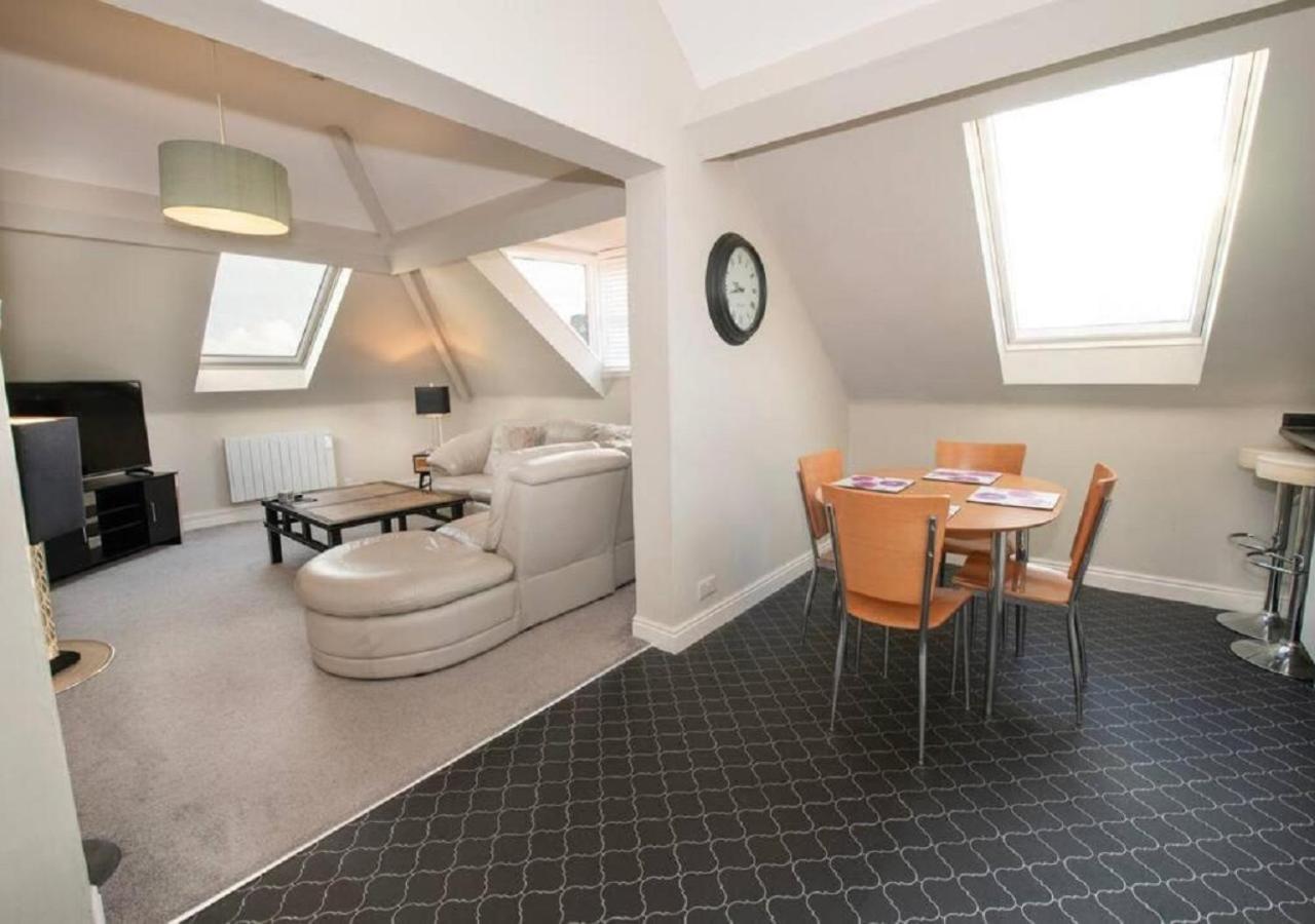 Sandmartin - Floor 3-bed Sea Views & Parking Apartment Scarborough