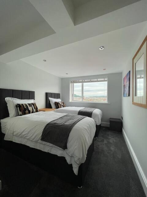 Penthouse Flat In Apartment *