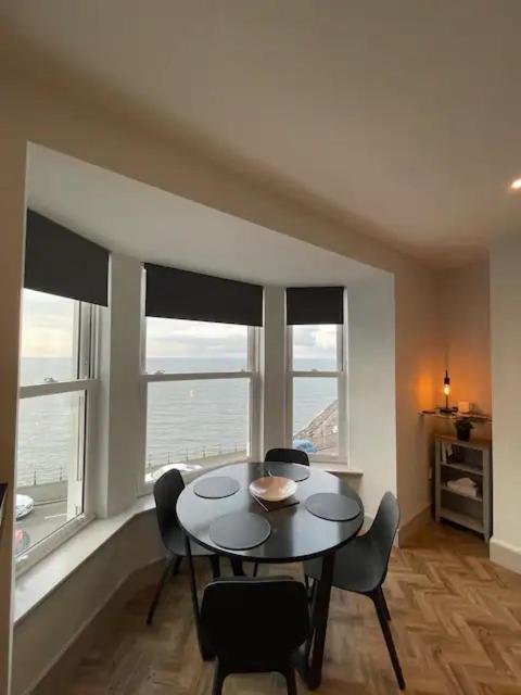 Superb 2 Bedroom Sea View Flat Apartment *