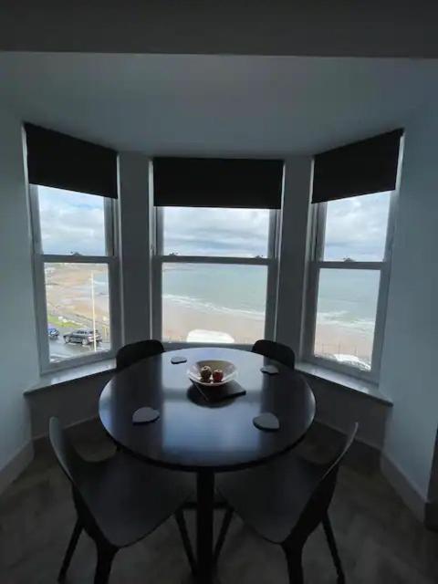 Superb 2 Bedroom Sea View Flat Apartment *