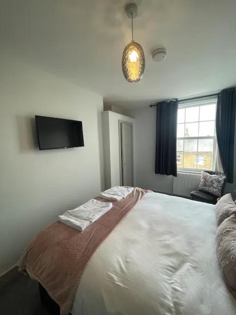 Superb 2 Bedroom Sea View Flat *