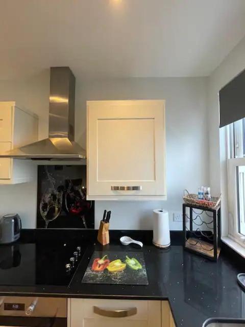 Apartment Superb 2 Bedroom Sea View Flat *