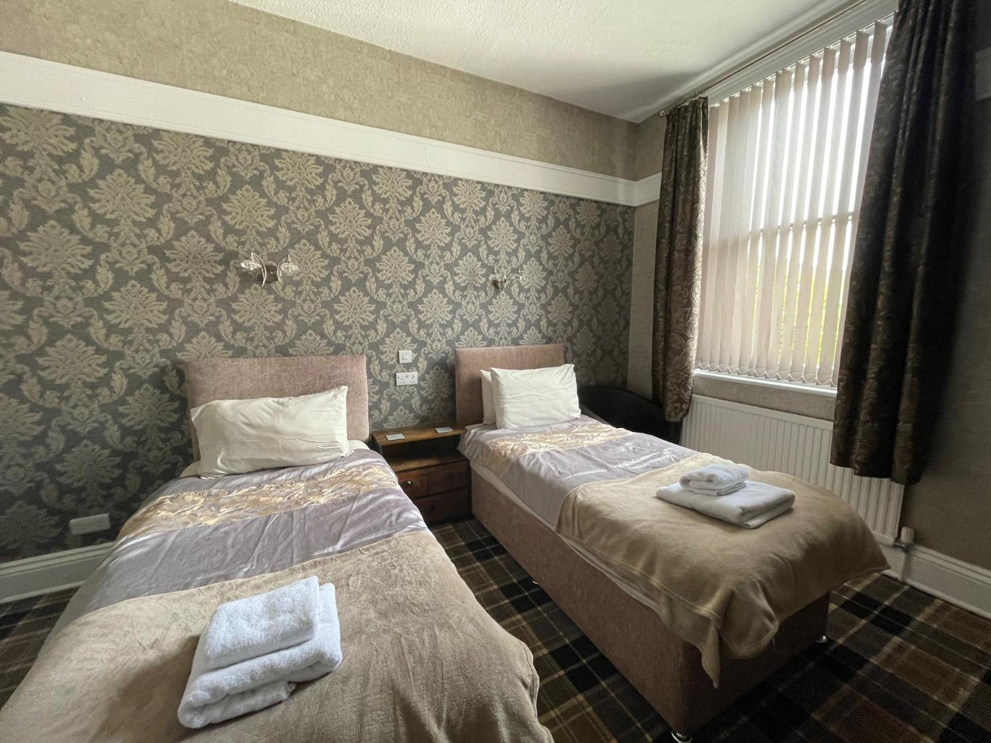 Carlton House 2*