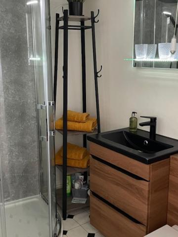 Lighthouse View: Seaside Retreat With Sky Tv And Free Parking Apartment Scarborough