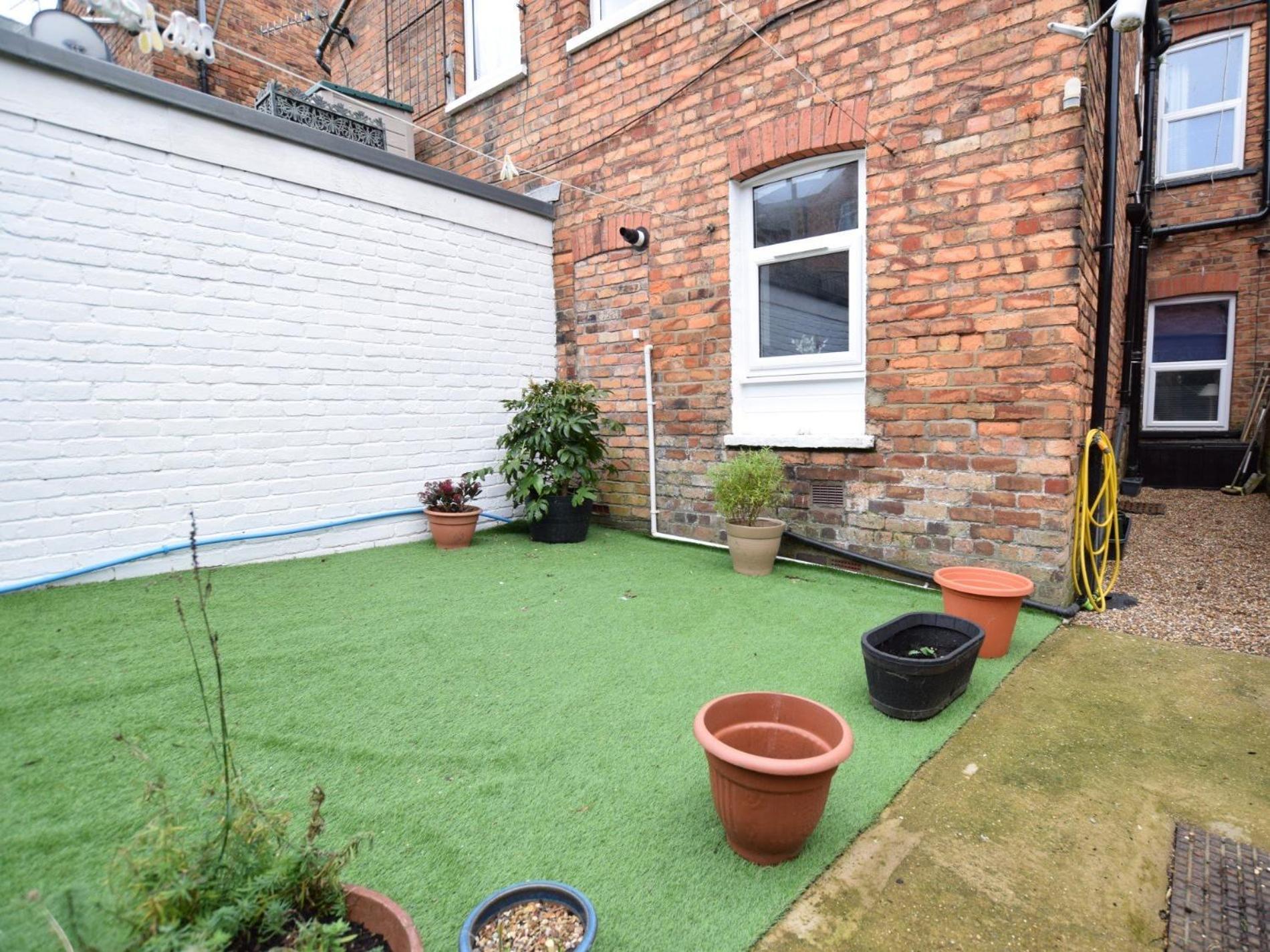 5 Bed In 93438 *