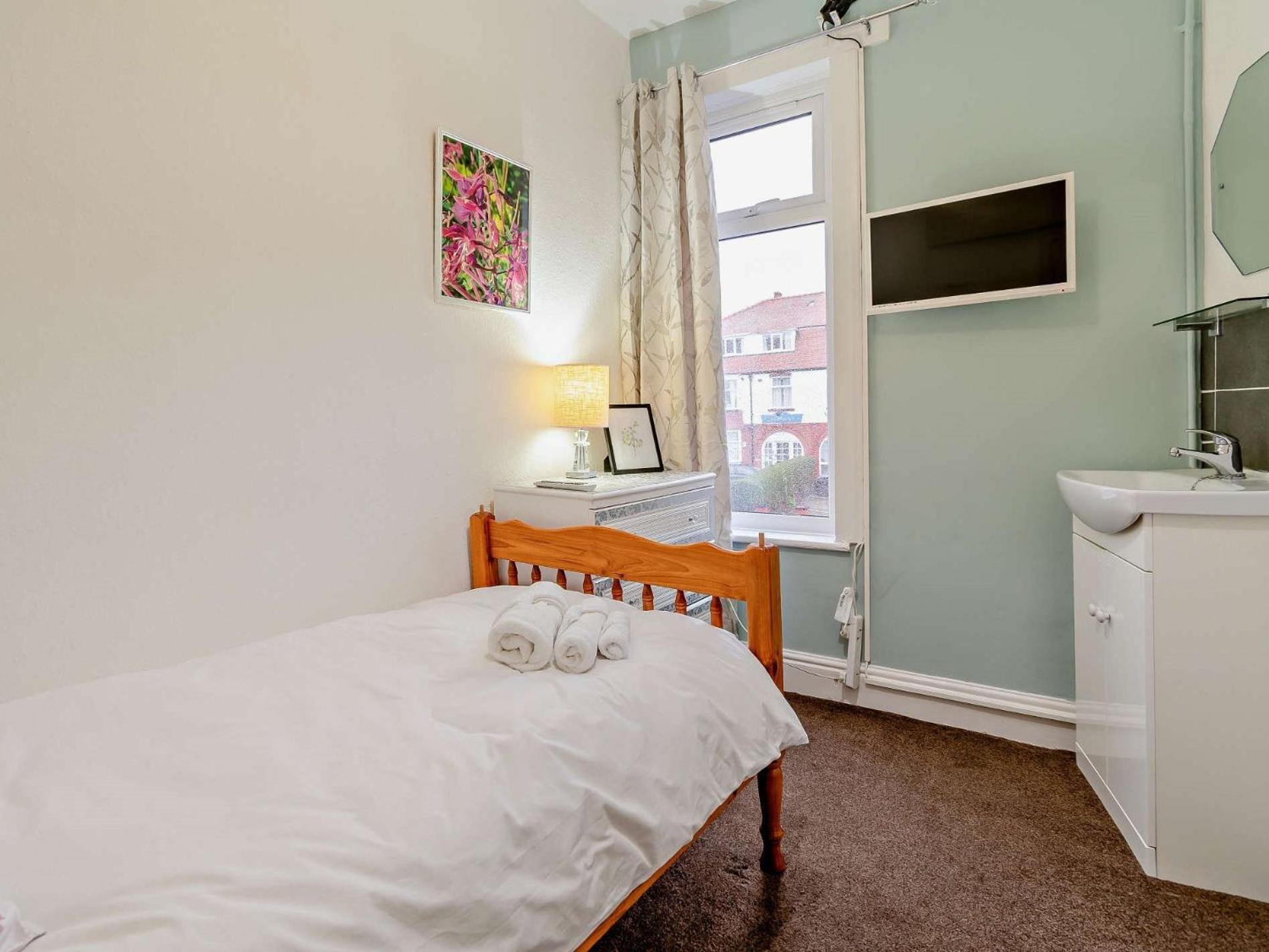 5 Bed In 93438 Holiday home