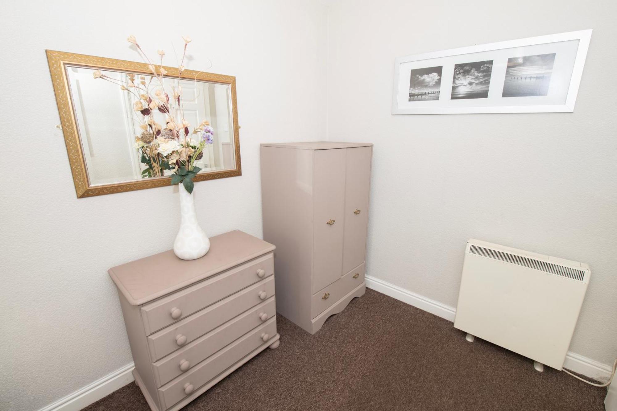 Kingfisher - Two-bed In The Beautiful Old Town Apartment