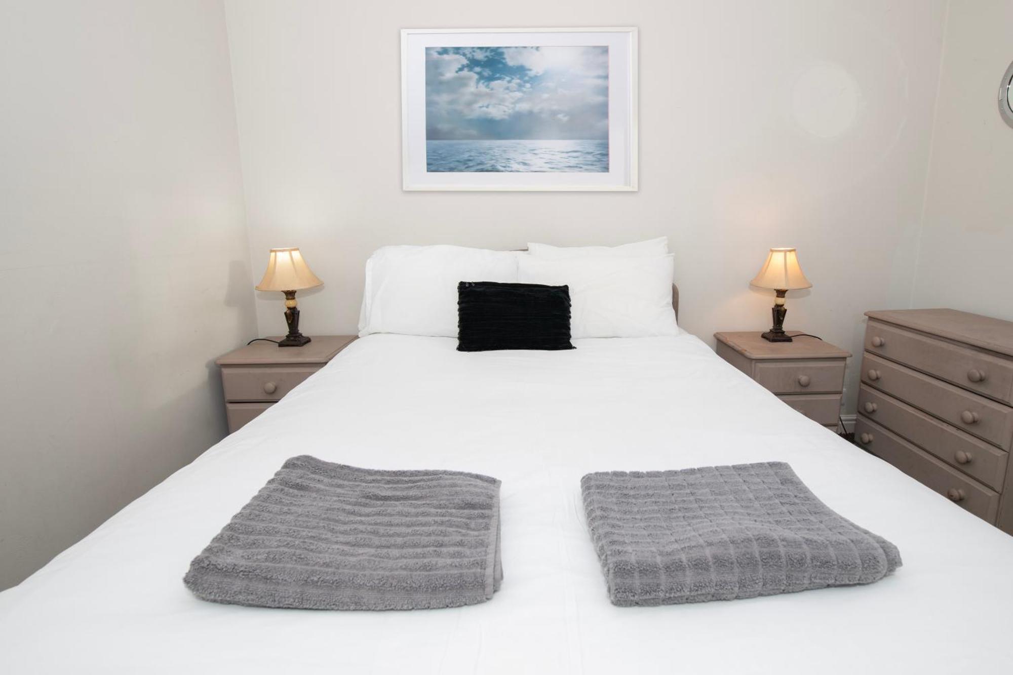 Kingfisher - Two-bed In The Beautiful Old Town Apartment *