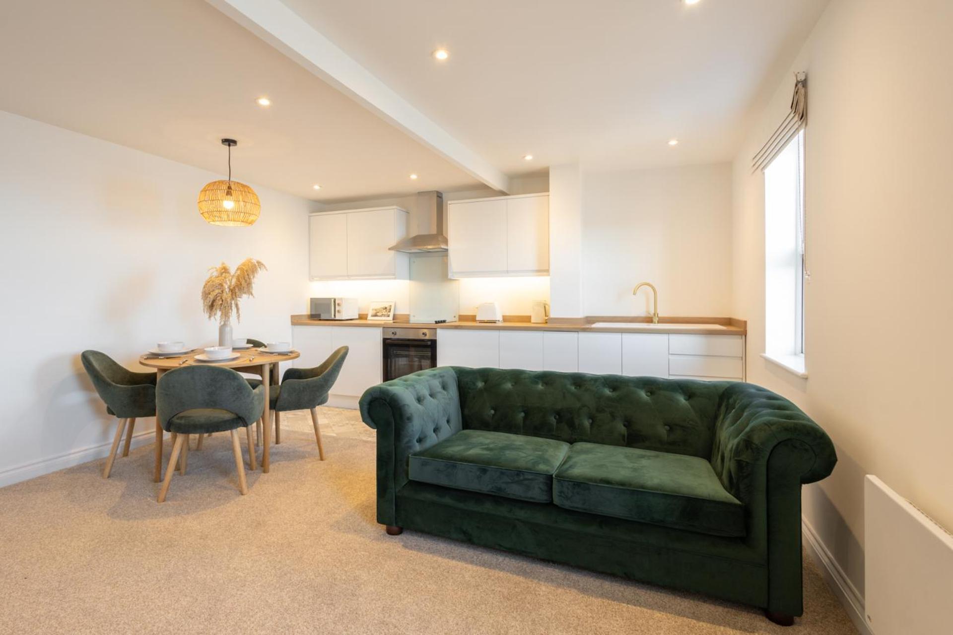 5, King's Court Apartment *