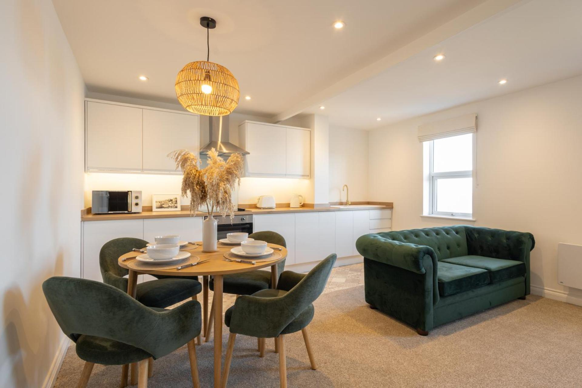5, King's Court Apartment *