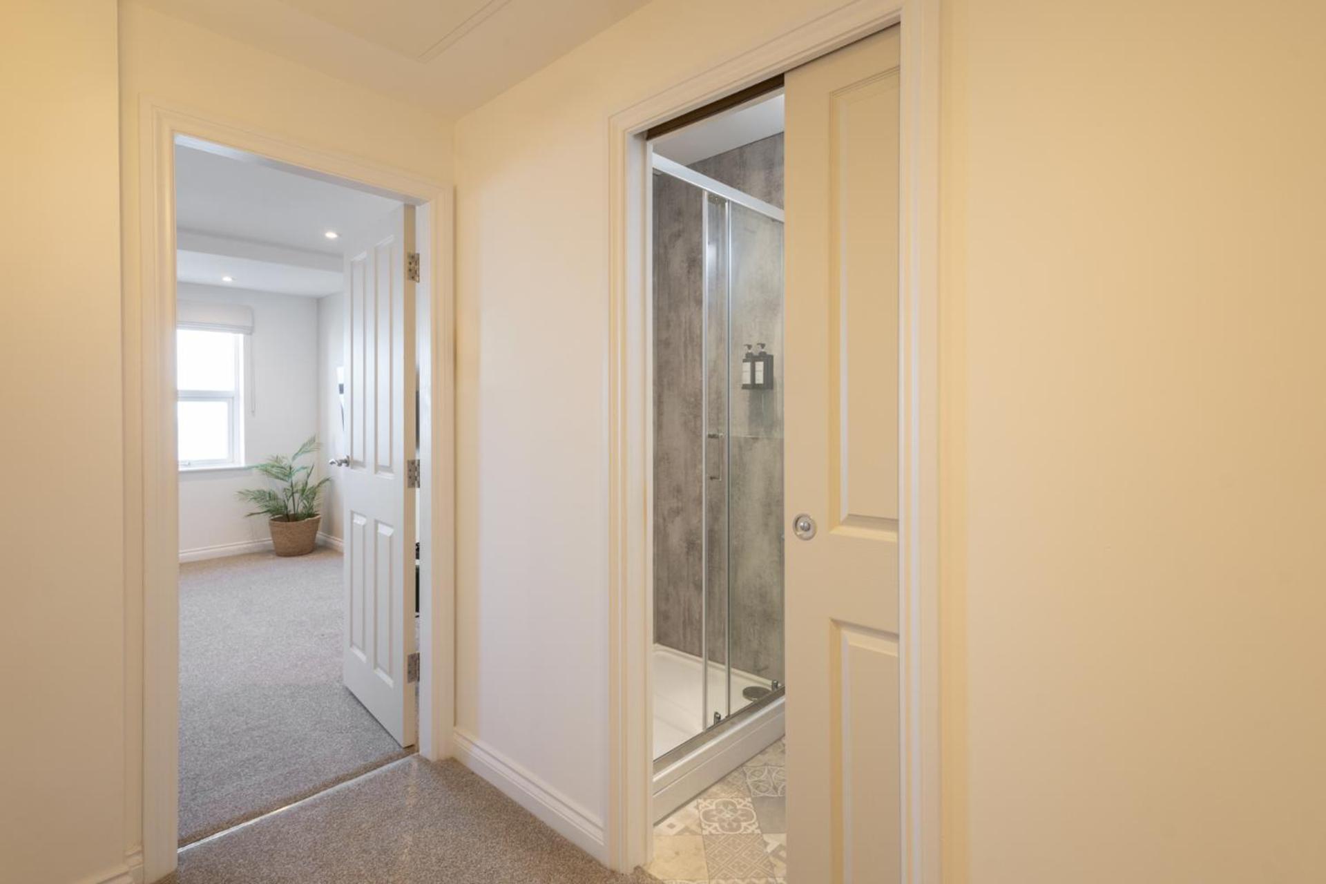 5, King's Court Apartment *