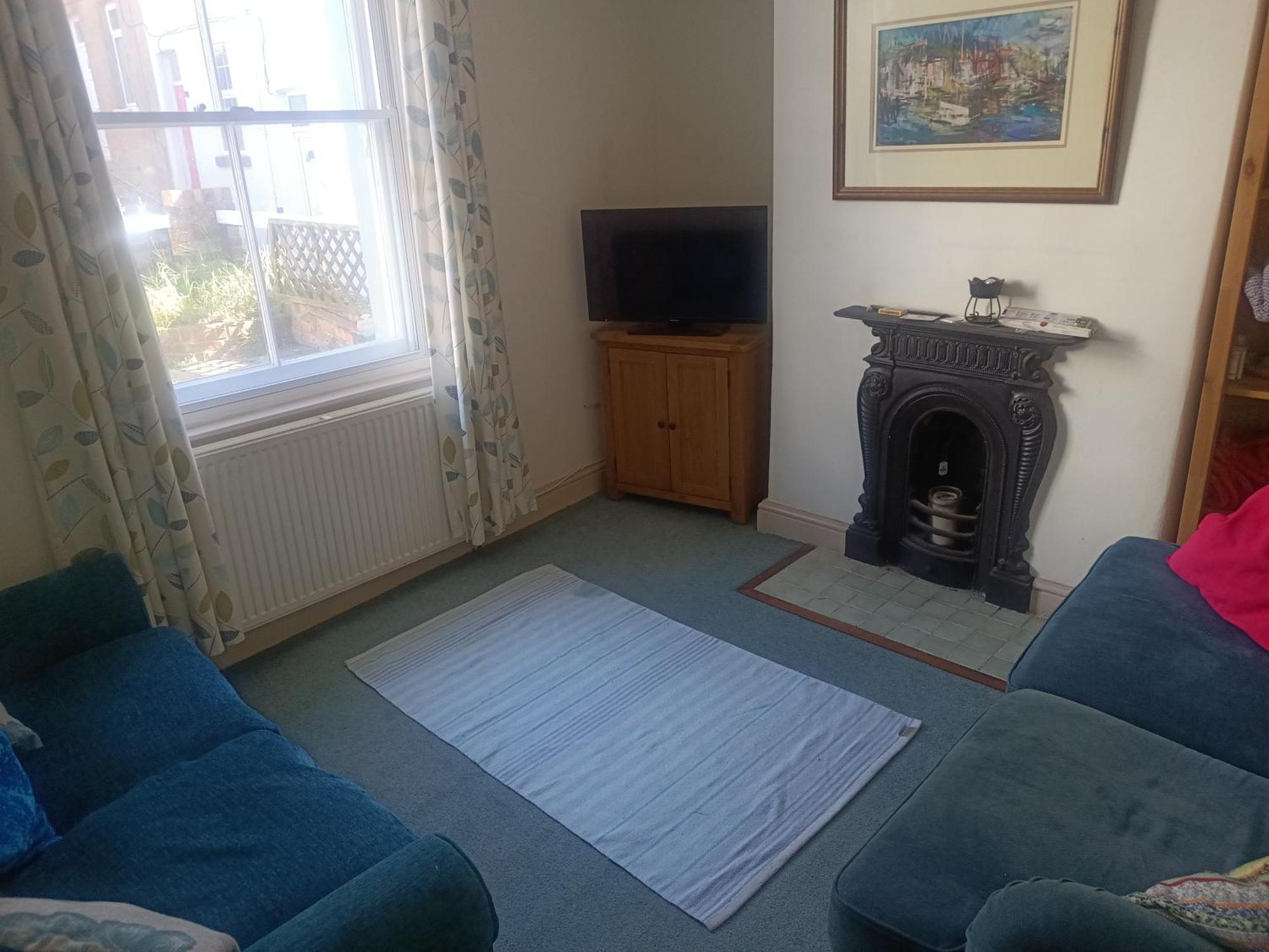 The Blue House - 3 Bed House With Parking Holiday home Scarborough