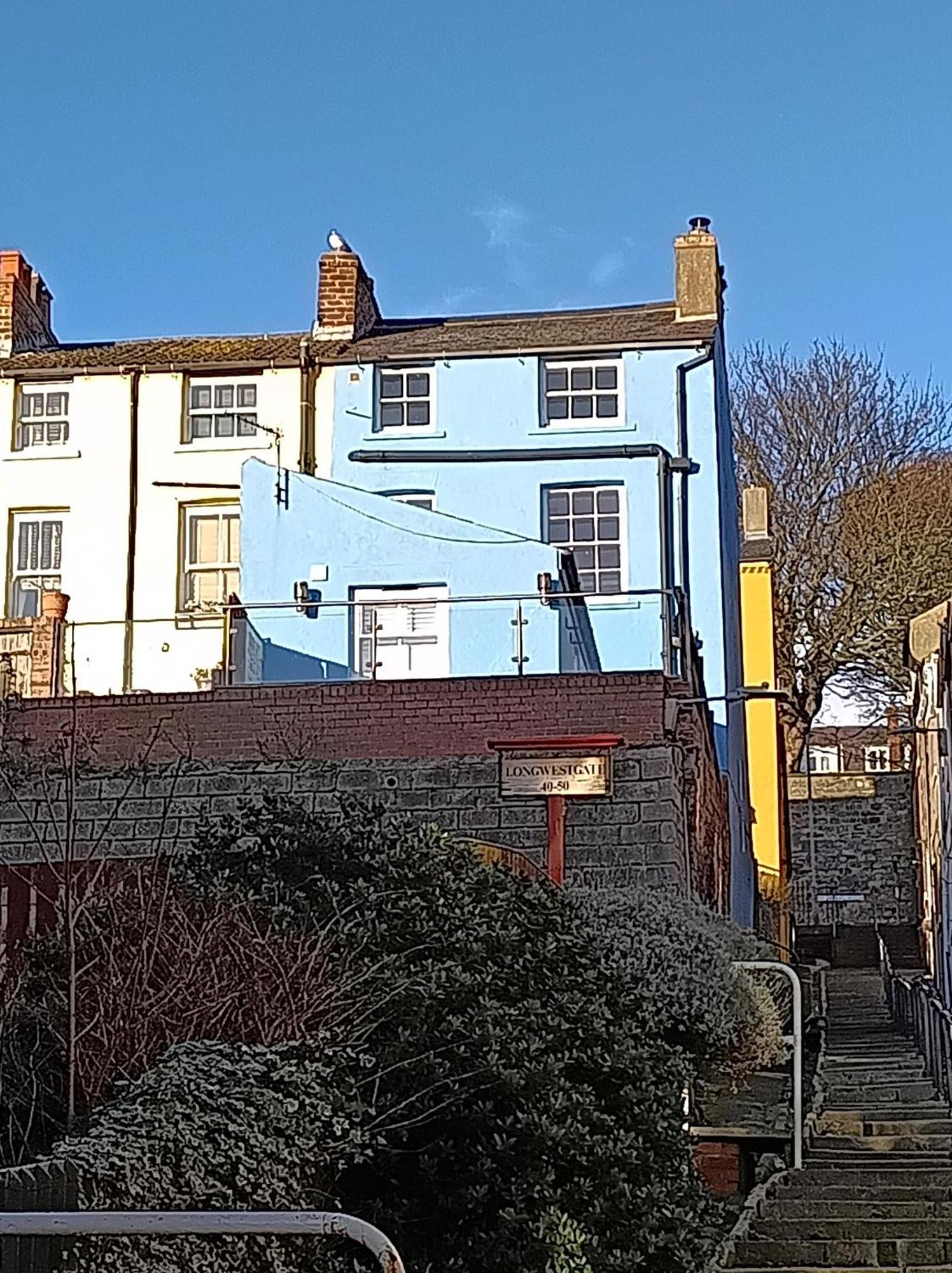 The Blue House - 3 Bed House With Parking Scarborough