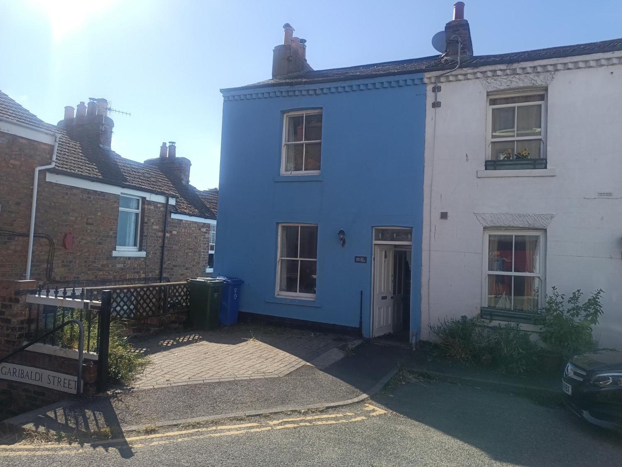 The Blue House - 3 Bed House With Parking * Scarborough
