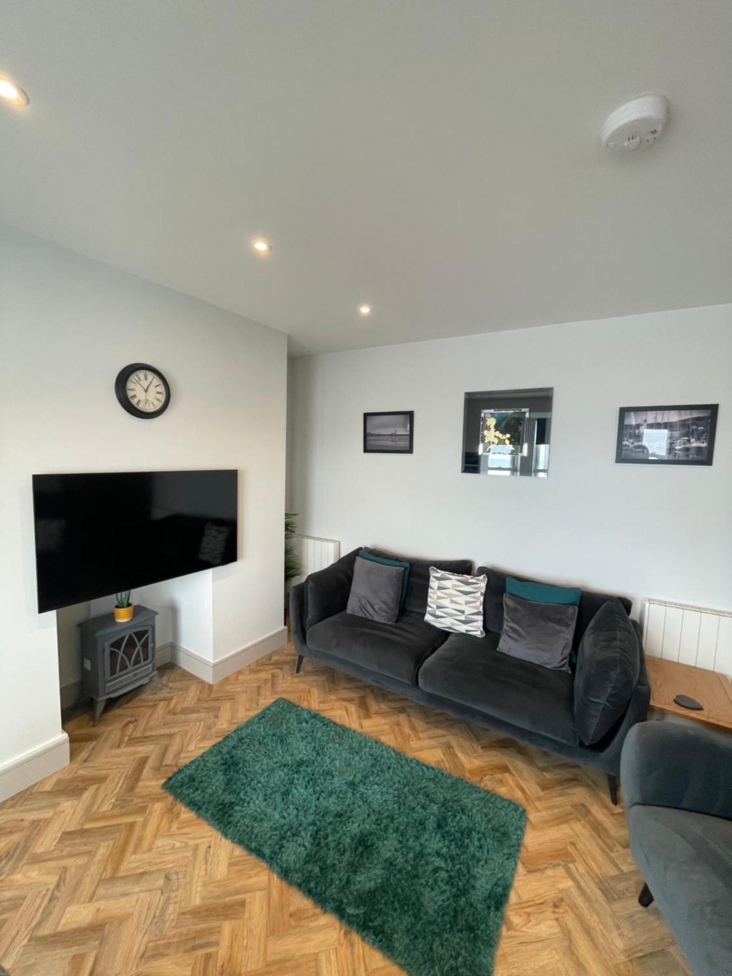 Superb 2 Bedroom Sea View Flat