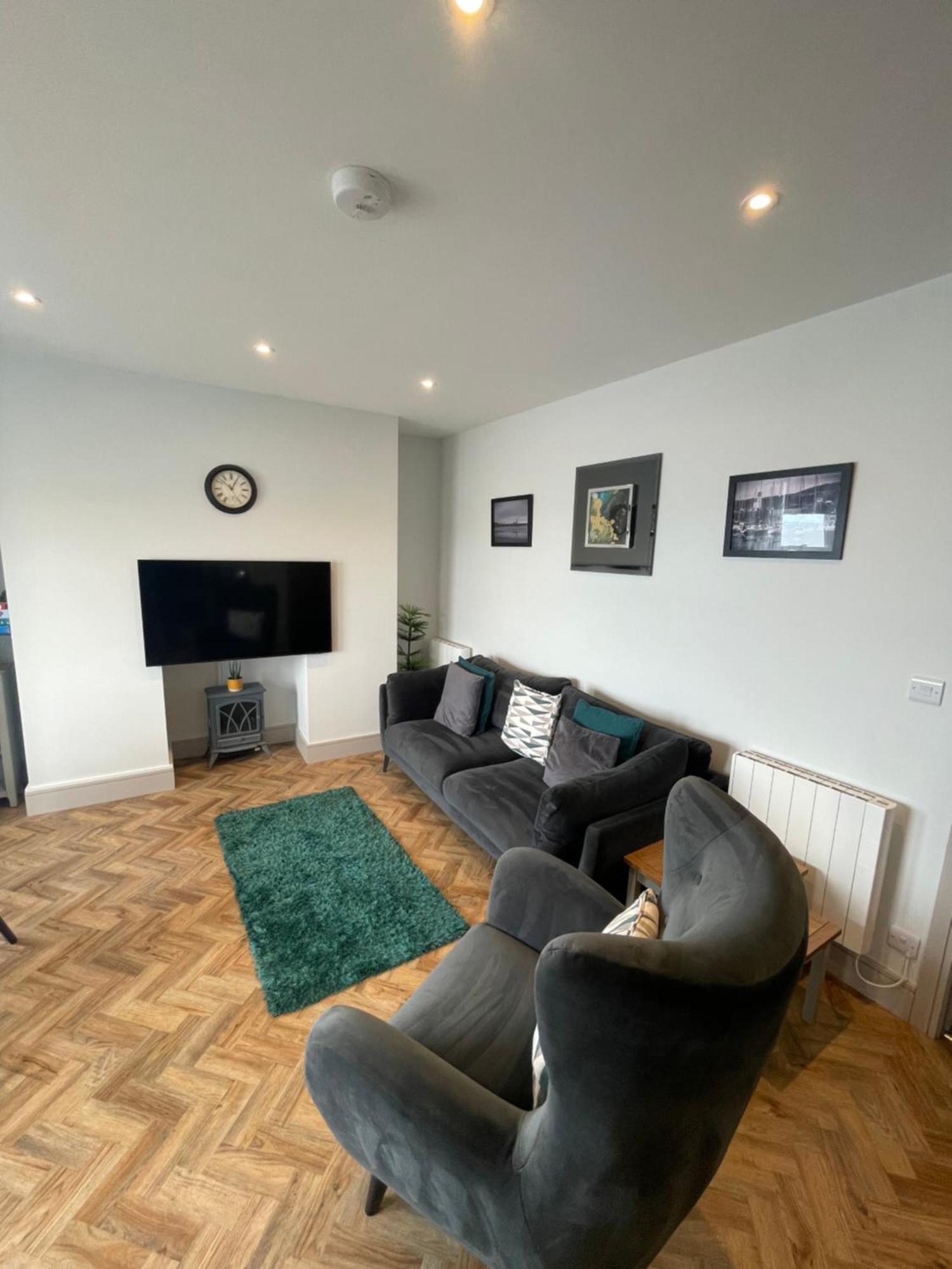 Apartment Superb 2 Bedroom Sea View Flat *