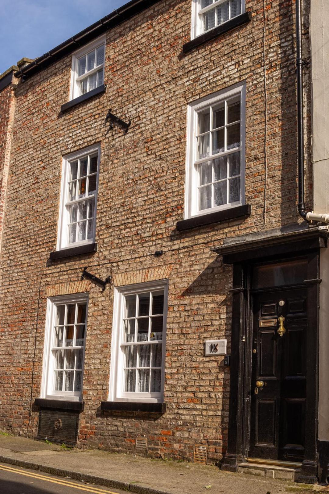 Half Moon House - Timeless Charm With Sea Views Scarborough