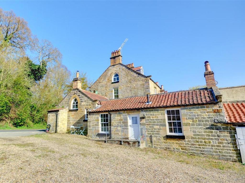 Vintage Holiday In Hackness Yorkshire With Garden