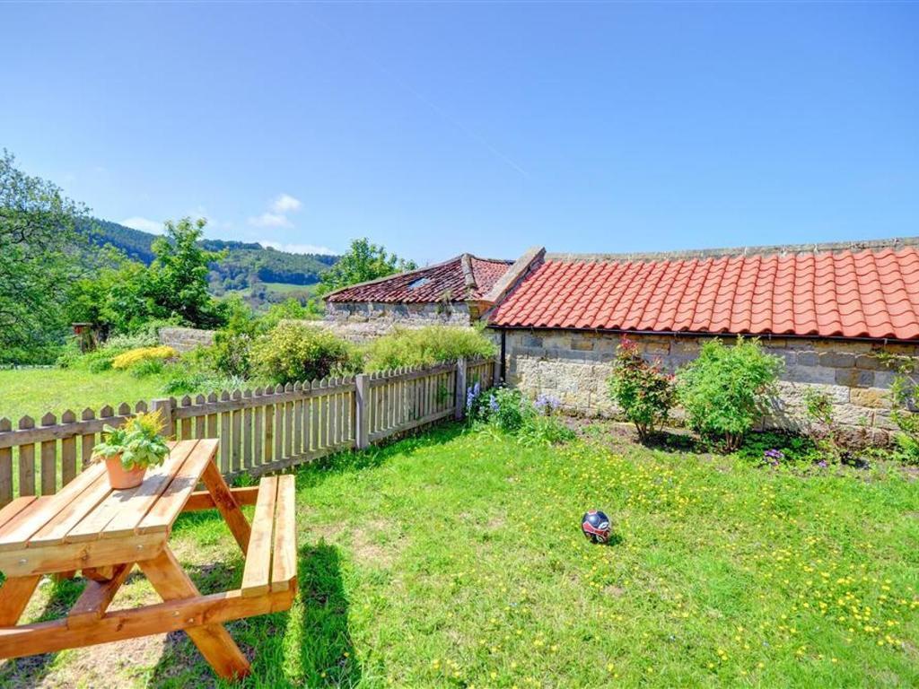 Vintage Holiday In Hackness Yorkshire With Garden