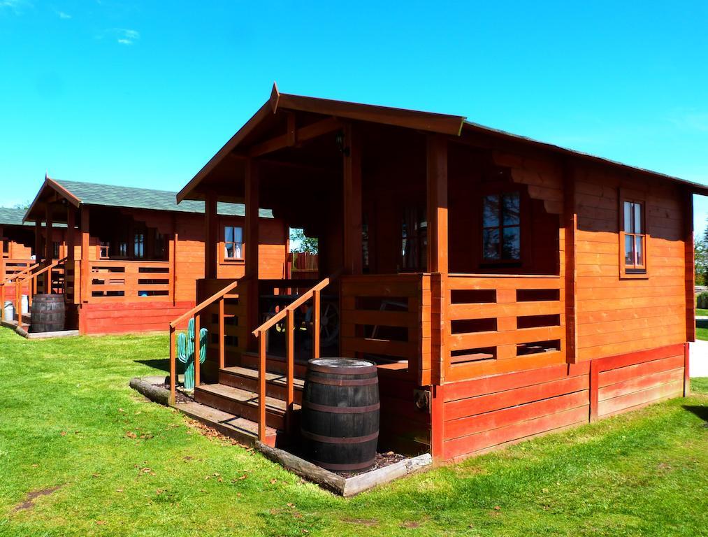 Pinewood Park - Tipis, Hot Tubs And Campsite
