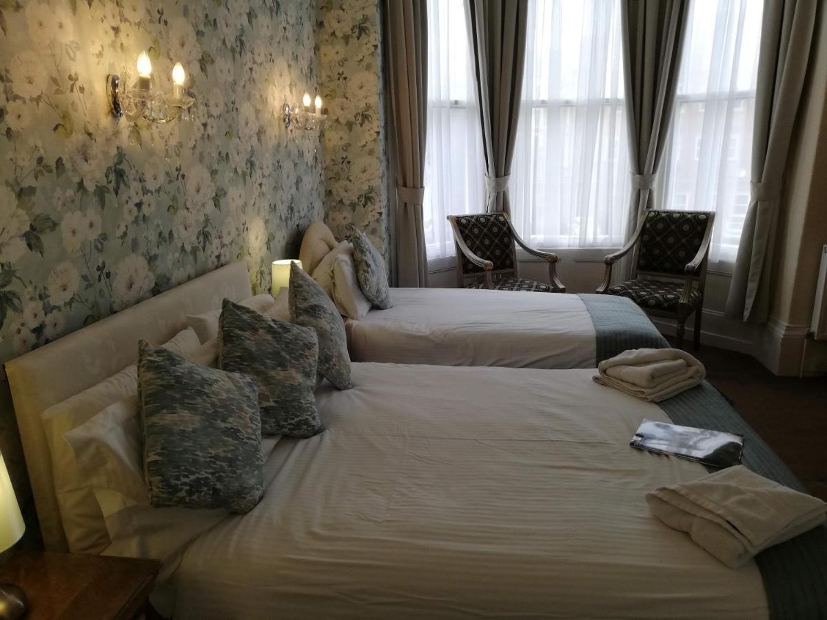 Esplanade Gardens Bed & Breakfast 4*