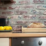 Pass The Keys Amazing, Newly Renovated 5Bedroom House Sleeps 10