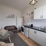 Sea Side Flat 3 With Fast Wifi And Free Parking
