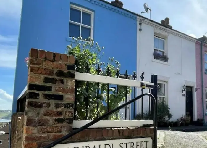 The Blue House - 3 Bed House With Parking