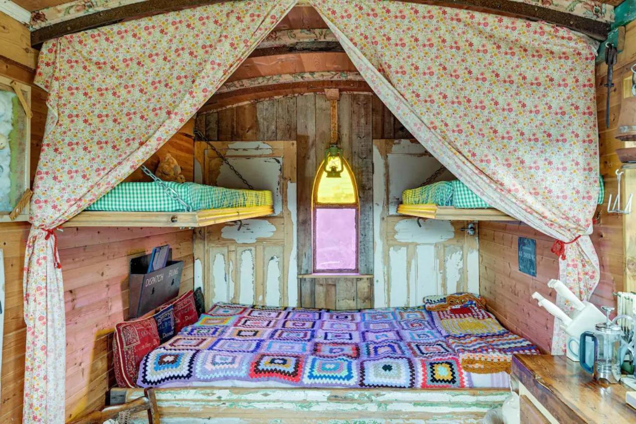 Glamping Wagon - 1 X Double Bed 2 X Single Bed *