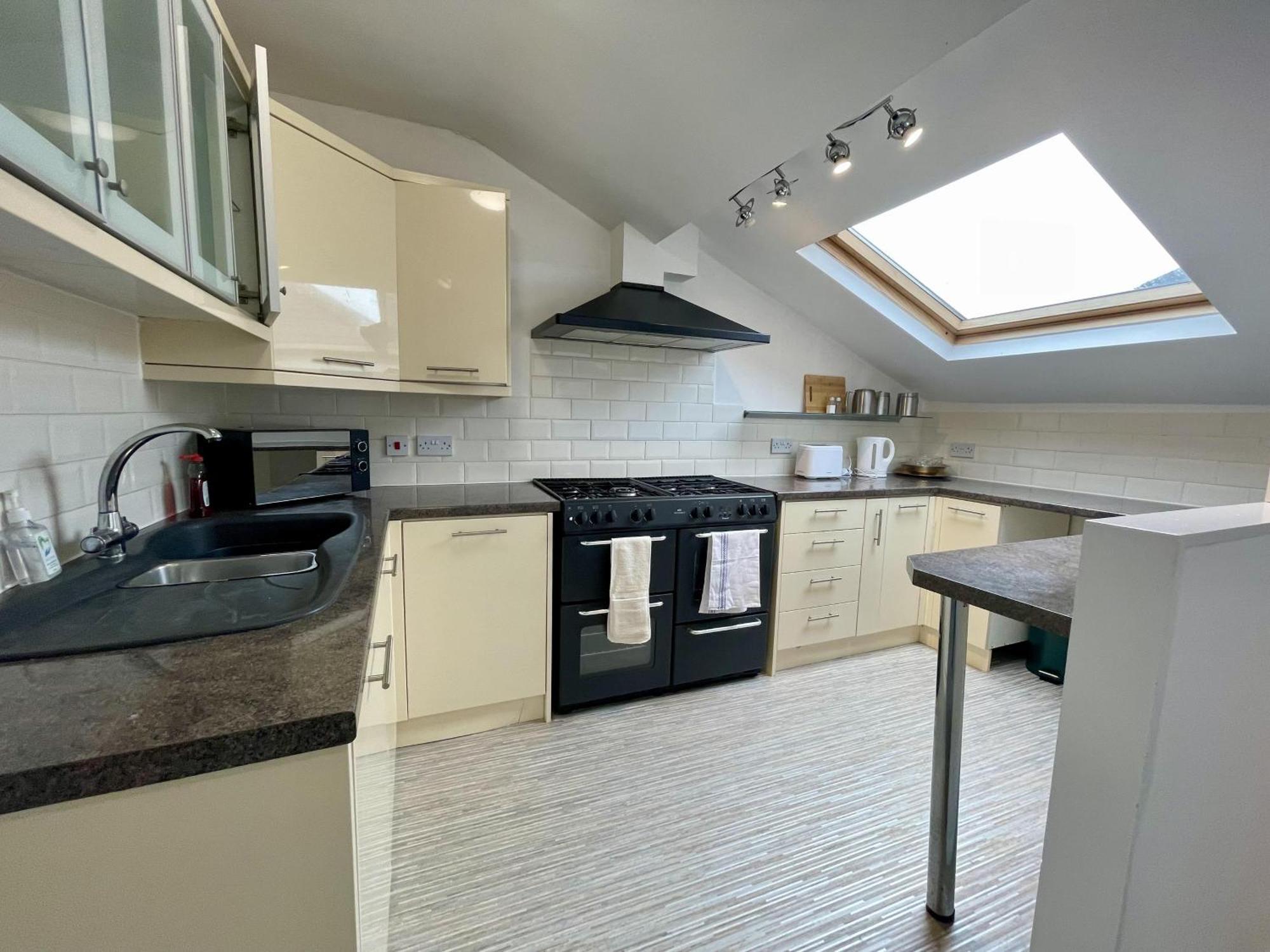 Impeccable 2-bed In Apartment Scarborough