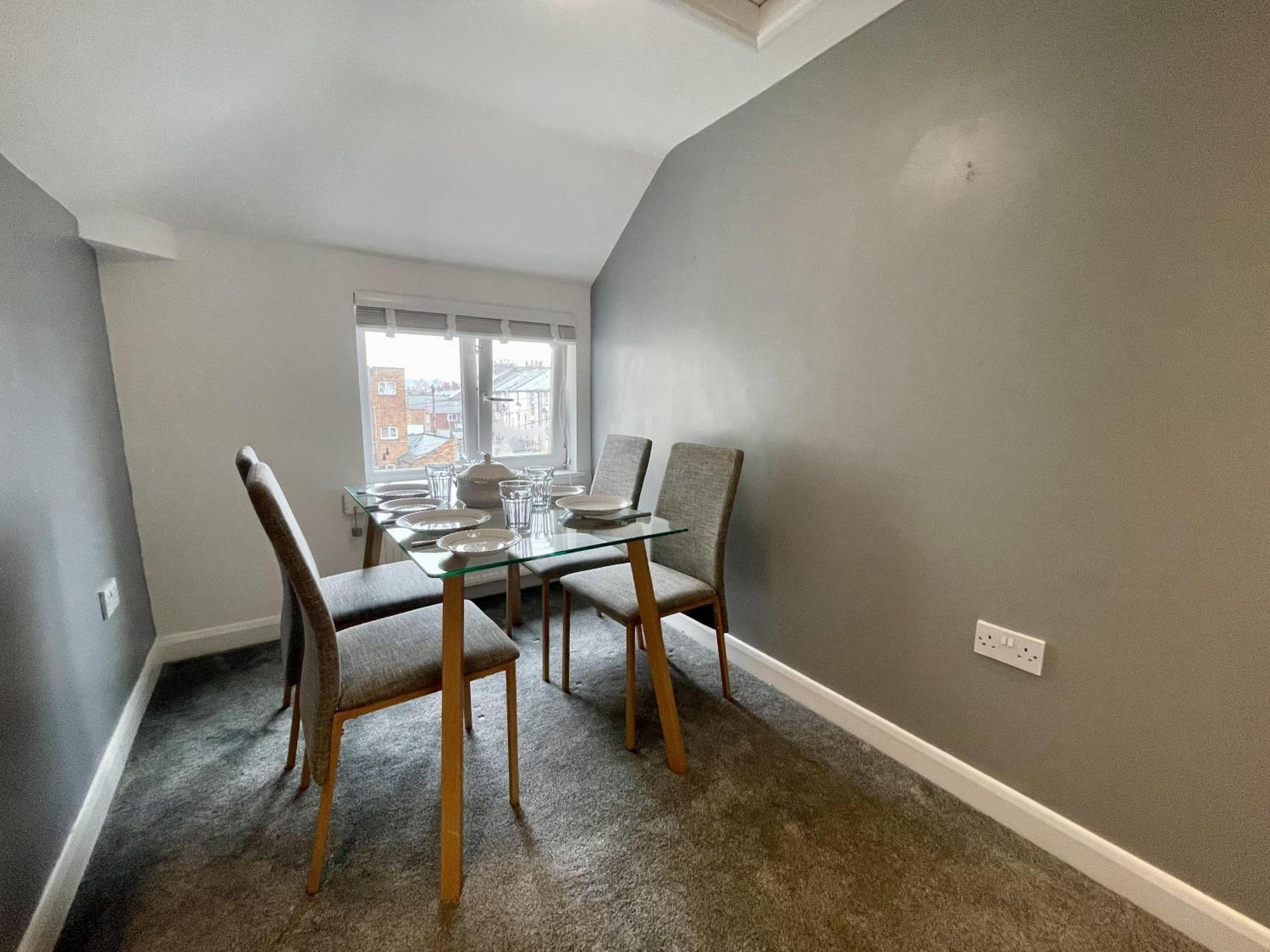 Apartment Impeccable 2-bed In Scarborough