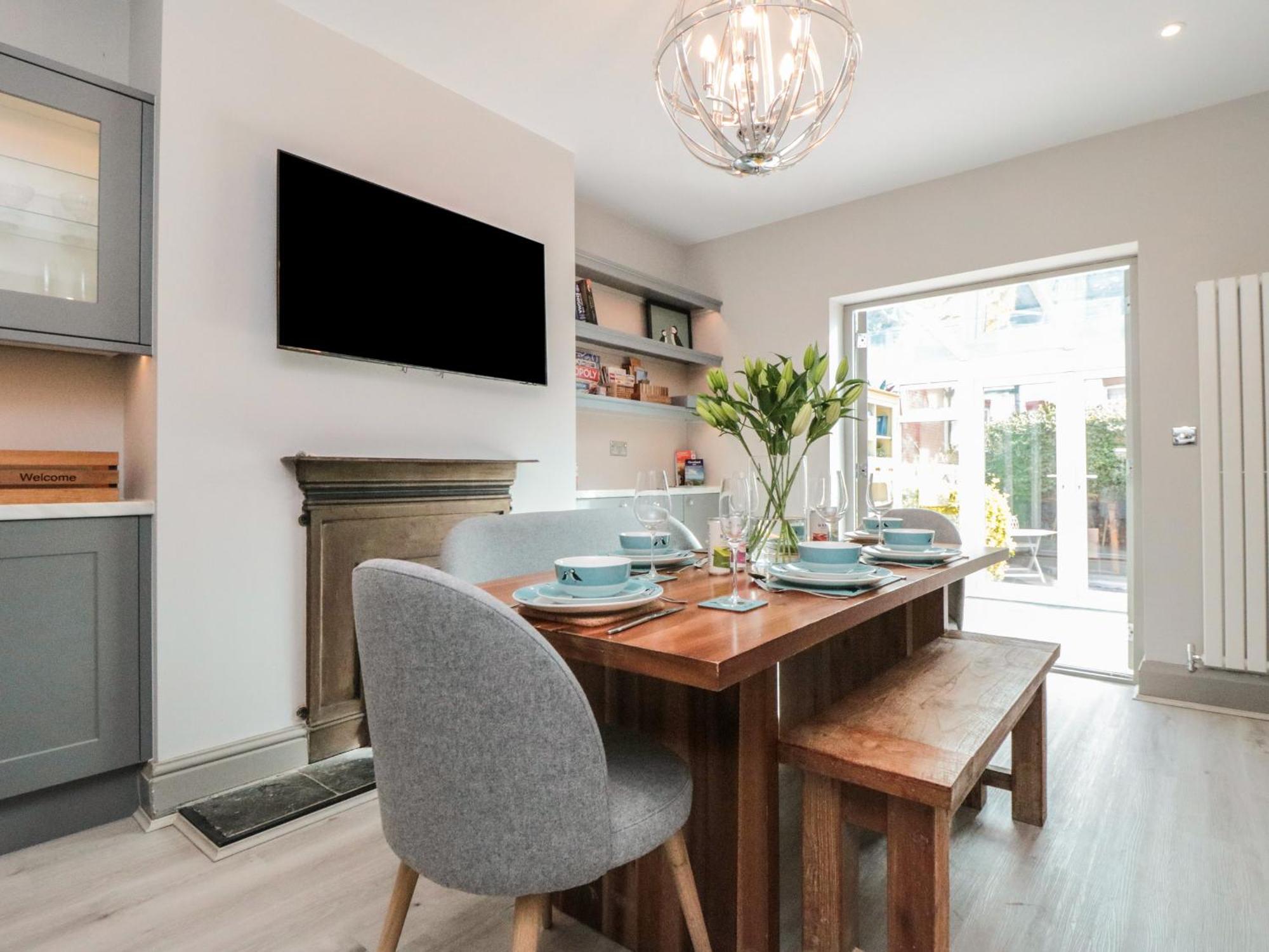 41 Chatsworth Gardens *