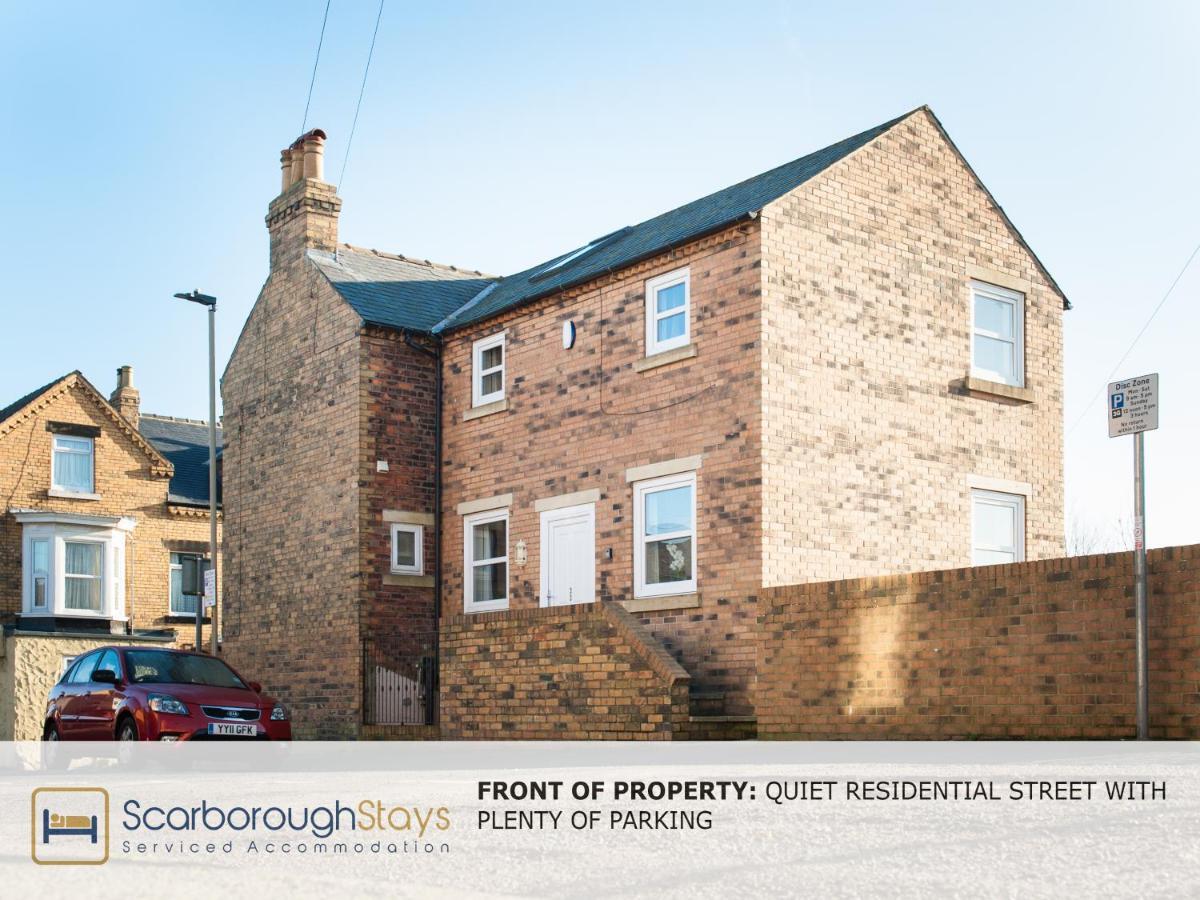 Hibernia Place, 3 Bedroom Townhouse With Patio & Seating Area - Free Parking